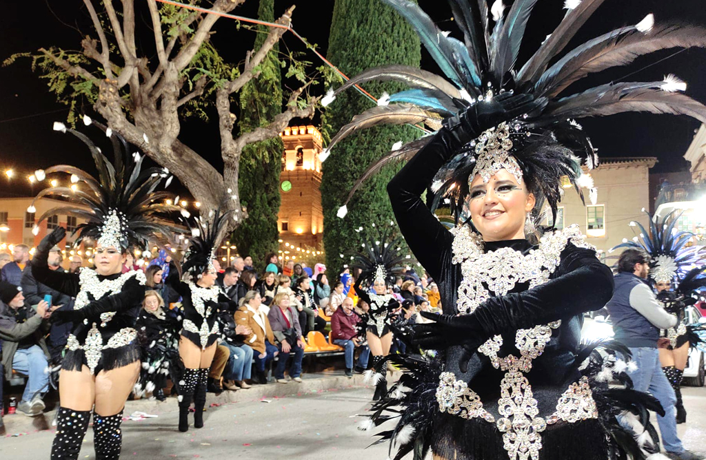 Totana se llen de luz, msica y baile con el desfile de Carnaval de adultos